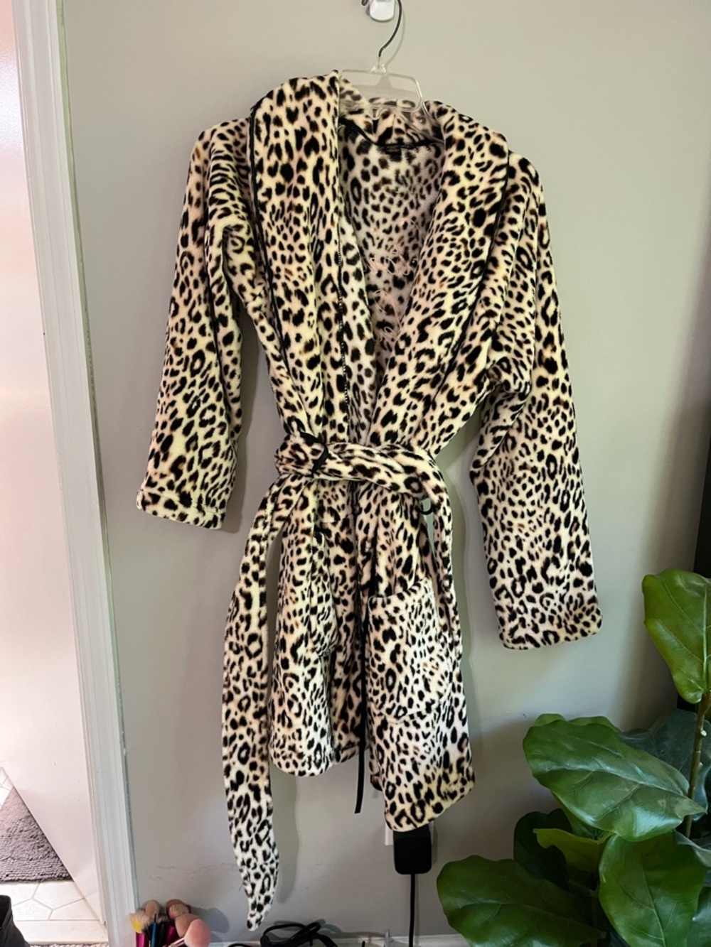 Victoria’s Secret leopard Print Plush Robe size medium m/l